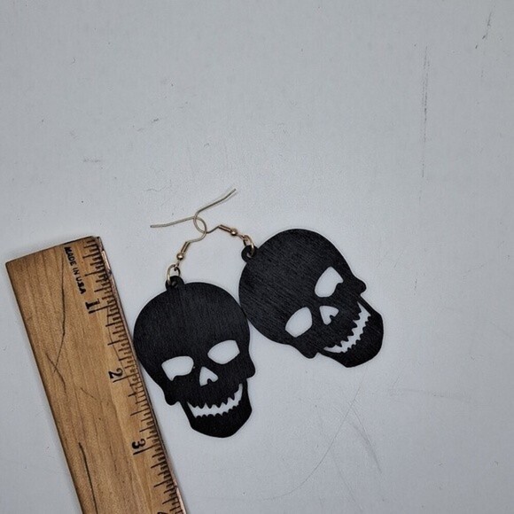 Wood carved black Skull earrings - Picture 3 of 3